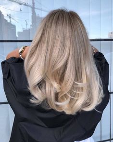 Short Hair Styles Undercut, Hair Styles Undercut, Plopping Curly Hair, Autumn Blonde, Haircuts 2020, Blonde Ideas, Undercut Hairstyles Women, Blonde Balayage Highlights, Blond Balayage