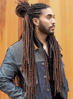 34 estilos de Tranças, Twists e Dreadlocks para Homens – O Cara Fashion Cabelo Black, Dread Hairstyles For Men, Blonde Dreads, Long Dreads, Hairstyles Aesthetic, Dreadlock Hairstyles For Men, Dreadlock Styles