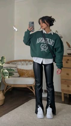 Varsity Sweater Outfit, Black Jacket Outfit, Outfits Leggins, Varsity Jacket Outfit, Uni Outfit, Uni Fits, Winter Travel Outfit, University Outfit, Fashion Outfits Casual