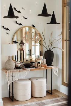 Fall Entry Table Decor, Classy Halloween Decorations, Halloween Entry Table, Halloween Decor Indoor, Simple Halloween Decor, Halloween Entryway, Spooky Kitchen, Table Halloween, Classy Halloween Decor