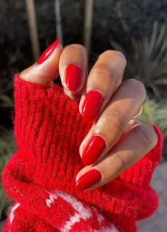 Red Sparkle Nails, Ongles Beiges, Almond Nails Red, Short Red Nails, Red Gel Nails, Kutek Disney, Red Manicure, Red Christmas Nails