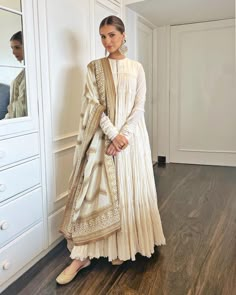 Dress Ideas Indian, Floral Dress Ideas, Orang India, Traditional Party Wear, Tara Sutaria, Gaun Fashion, Eid Outfits, Rohit Bal