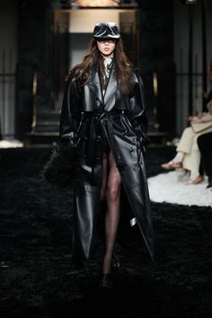 Markgong Shanghai Fall 2024 https://www.vogue.com/fashion-shows/shanghai-fall-2024/markgong/slideshow/collection#38 Miranda Presley, Outfit Leather Skirt, Leather Coat Outfit, Leather Shorts Outfit, Shanghai Fashion Week, Shanghai Fashion, Leather Skirt Outfit, Leather Jacket Outfit, Leather Pants Outfit