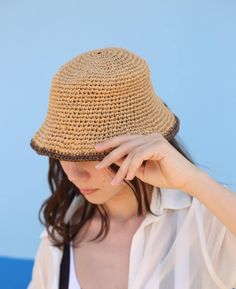 Looking for a hat to complement your style on hot summer days? This handmade raffia hat is for you! It offers a comfortable use thanks to its breathable beige raffia material. It is suitable for use both on the beach and in the city with its design in the style of a straw beach hat. This expertly crafted hat is handcrafted and crafted using sustainable materials. Express your style on your summer adventures with this comfortable, stylish and environmentally friendly hat. Straw Beach Hat, Straw Hat Beach, Raffia Hat, Handmade Knit, Hat Handmade, Beach Hat, Summer Adventures, Handmade Knitting, Etsy Fashion