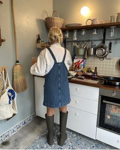 British Fashion Aesthetic, Scottish Summer Outfits, Vermont Aesthetic Outfit, Sezane Aesthetic, Jeans Overall Outfit, Jean Overalls Outfit, Salopette Outfit, Sezane Outfit, Rainboots Outfit