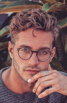 New Mans Hair Fashion #hairstyles #haircuts #haircolors #hair Mens Wavy Haircuts, Mens Hairstyles Curly, Short Wavy Haircuts, Chubby Face, Mens Hairstyles Medium, Mens Hairstyles Thick Hair