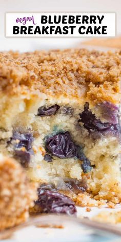 Vegan blueberry breakfast cake is packed with fresh blueberries and covered with a sweet crumb topping. An absolute must for any brunch or morning coffee. Blueberry Breakfast Cake, Vegan Breakfasts, Blueberry Breakfast, Vegan Brunch, Vegan Blueberry, Tofu Scramble, Vegan Yogurt, Cake Vegan, Desserts Vegan