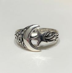 Sterling Silver Moon & Star Ring....Marked 925...Total of weights 3.3grams... Size 8...Measure of Face 11.3MM...It's in very good condition. Moon Rings Set, Boho Moon Rings, Hippie Ring Silver Dainty, Moony Rings, Moon And Ring, Rings With Moon, Grunge Rings Silver, Dainty Silver Rings Grunge, Star Rings Jewelry