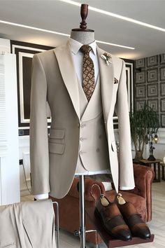 Elvis Modern Champagne Peaked Lapel Three Pieces Prom Suits Luxury Timeless Custom Fit Suits, Best Wedding Suits For Men, Best Wedding Suits, Stylish Mens Suits, Prom Suit, Classy Suits, Look Formal, Dress Suits For Men, Designer Suits For Men