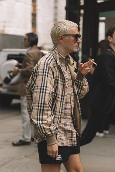 Street Style: London Fashion Week Men’s Day 1 – PAUSE Online | Men's Fashion, Street Style, Fashion News & Streetwear Summer Vintage Outfits, London Fashion Week Mens, Fashion London, London Fashion Week Street Style, Burberry Outfit, Men's Day, Summer Vintage, 2020 Fashion