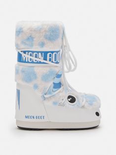 white/light blue faux-fur design Yeti motif logo-tape detailing logo print to the side branded heel counter round toe front lace-up fastening top drawstring fastening branded insole flatform sole Moon Boots Swimsuit, Mommy And Me Moon Boots, Moon Boots Fuzzy, Wolf Boots White, Moschino Moon Boots, Fur Ski Boots, White Fluffy Moon Boots, Navy Moon Boots, Moon Boots Low White