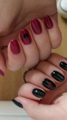 Grunge Style Nails, Cute Nails Grunge, Gothic Gel Nails Short, Short Nail Designs Black And Red, Black And Red Short Nails Ideas, Goth Punk Nails, Short Fake Nail Designs, Black And Red Nails Ideas Short, Short Black And Red Nails