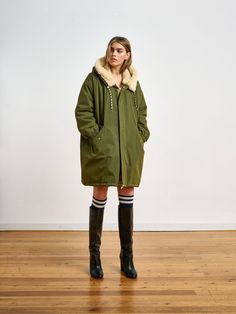 The Laos Parks is yet another modern day Bellerose classic. It's got that perfect oversized, roomy fit, a comfortable hood, elasticated cuffs and Bellerose's trademark contrasting drawstring in the hood. Its water repellent cotton blend fabric keeps you dry while its and creamy/white faux fur lining allows any colors combination. A seasonal must-have and timeless essential! Oversized Parka, Parka Women, Clothing Reference, Cotton Polyester Fabric, White Faux Fur, Parka Coat, Cotton Blend Fabric, Laos, Repellent