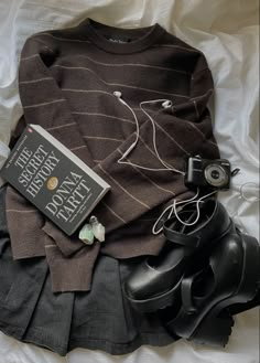 Brown Acedamia Outfits, Dark Acedamia Core Outfit, Dark Academia Clothes Aesthetic, Dark Indie Aesthetic, Thrift Board, Dark Academia Y2k, How To Have Style, 00s Mode, Feb 25