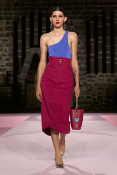 Carolina Herrera Resort 2025 Collection [PHOTOS] Purple Fashion Outfit, Resort 2025, Fashion 2025, Vibrant Outfits, Fashion Runway Show, Summer Pieces, 2025 Fashion Trends, Petite Fashion Tips, Color Trends Fashion