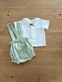 ✿ABOUT THIS SUIT ✓Our handmade set includes green bloomer shorts and a %100 cotton fabric short-sleeved petter pan collar detailed shirt. ✓The lightweight, breathable material makes it perfect for hot summer days. ✓The shorts have buttons along the front for easy dressing suspenders. ✓The cotton shirt has a classic fit and shirt collar embroidered with rib detail. ✿FABRIC INFORMATION ✓ Natural cotton linen. ✓Color of your item may vary slightly from what you see on your screen because all monito Baby Boy Cake Smash, Boy Cake Smash, Cake Smash Outfit Boy, Suspender Shorts, Bloomer Shorts, Smash Cake Boy, Birthday Look, Boy Cake, Baby Boy Cakes