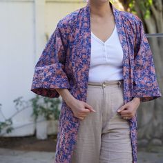 Cette robe kimono en batik est fabriqué à partir de tissu de coton blanc qui est ensuite estampé et teint à la main en utilisant une technique de cire et de teinture batik vieille de 700 ans. Le tissu batik est également ensuite cuit au soleil.



 Cette robe kimono en batik est conçue à Manhattan Beach, en Californie et fabriquée à la main par des artisans de Java, en Indonésie.

 Veuillez vous attendre à une certaine variation de couleur en raison de la teinture à la main et du processus de s Batik Kimono, Artisan Clothing, Batik Technique, Batik Clothing, Boho Robes, Flower Kimono, Bohemian Kimono, Batik Pattern, White Cotton Fabric