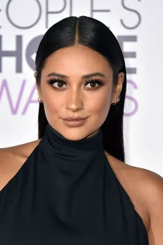 Statement middle parts Slick Straight Hair, Middle Hair, Hairstyles Bangs, Middle Part Hairstyles, Super Hair, Classic Hairstyles, Slicked Back Hair, Shay Mitchell