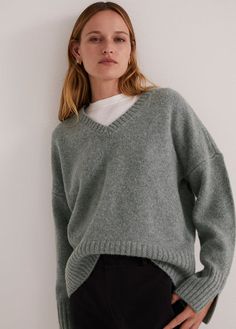 THE WILLIAM SWEATER Grey Sweater Outfit, Smart Casual Women Outfits, Jenna Fischer, Smart Casual Women, French Girl Chic, Womens Fashion Inspiration, Grey Knit Sweater, Knit Outfit, Casual Fits