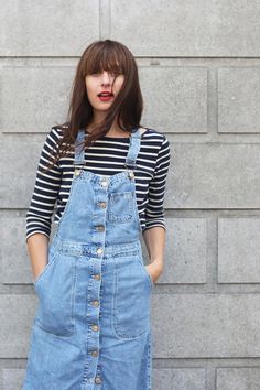 El Único Vestido Que Necesitarás Esta Primavera – Cut & Paste – Blog de Moda Simple Wardrobe Ideas, Denim Pinafore Dress Outfit, Denim Overall Dress Outfit, Dungaree Outfits, Jean Dress Outfits, Quirky Outfits, Styling Dresses, Denim Pinafore Dress, Denim Jumper Dress