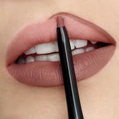 How To Choose Lip Liner Color, Best Lip Pencils, Best Brown Lip Liner, How To Apply Lip Liner, Lip Liner Looks, Lip Liner Tutorial, Best Lip Liner, Chocolate Images, Brown Lip Liner