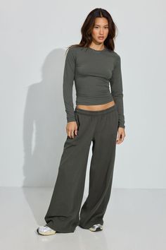 These sweats come with the widest legs for the comfiest girls. Features - Drawstring at elasticized waistband - Two-pocket styling - Ultra soft fleece lining Size & Fit - Fit: Relaxed + Wide Leg - Rise: High - Model is wearing size S Materials & Care - Content: 75% cotton, 25% recycled polyester - Care: Machine wash, cold - Imported Wide Leg Pants Sweatpants, Baggy Wide Leg Sweatpants, Low Rise Baggy Sweatpants, Woman Lounge Wear, Sweats Workout Outfit, Comfortable Street Wear, Womens Baggy Pants, Loose Workout Clothes, Wide Legged Sweatpants Outfit