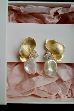 Designed to complement bridal gowns and formal attire, our Vintage Gold Petal Earrings add a touch of romance and sophistication to your wedding day. The unique design and handcrafted quality make them a standout choice for any special occasion. Each earring is meticulously handmade, showcasing unique textures and attention to detail.The gold petal design exudes a vintage charm, perfect for adding a touch of timeless elegance to your look. Pear Earrings Studs, Flower Bridal Earrings, Art Deco Wedding Earrings, Floral Pearl Earrings, Bridal Jewelry Inspiration, Textured Gold Earrings, Wedding Statement Earrings, Vintage Wedding Earrings, Wedding Day Earrings