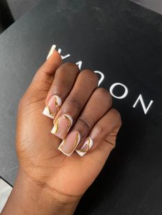 Short Nails White And Gold, Gold Nails And White, Short Nail Gold Designs, Gold Chrome Toe Nails, 25th Birthday Nail Ideas, Short Nails Design Ideas 2024, Short Chrome Nails Designs, Short Nails Gold