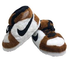 Sneaker Slippers in Brown and White AJ Look – Comfy adult AJ slippers Travis Scott Brown, Nike Slippers, Personalized Slippers, Scott Brown, Fluffy Shoes, Brown Slippers, Dr Shoes, Animal Slippers, Nike Air Jordan 1 Retro