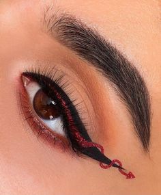 Easy Make Up Ideas For Halloween, Halloween Eyeliner Simple, Subtle Halloween Makeup, Halloween Liner, Devil Makeup Halloween, Bad Angel, Spooky Makeup