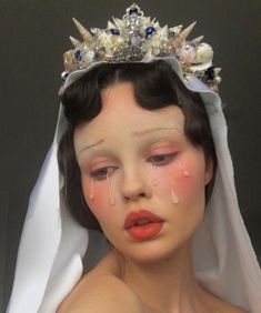 Victorian Ghost Makeup, Cherub Makeup, Angel Makeup Halloween, Surrealism Makeup, Lamb Makeup, Photoshoot London, Horror Halloween Costumes, Angel Makeup, Face Art Makeup