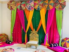 Mendhi Decor Diy, Mehandhi Decoration At Home, Navratri Stage Decoration Ideas, Diy Indian Backdrop Ideas, Mehndi Decoration Ideas Backdrops, Mehendi Backdrop Ideas, Mendhi Decor Ideas, Navratri Backdrop Ideas, Rajasthani Decoration Ideas