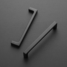 a black door handle on top of a gray surface with the letter v in it