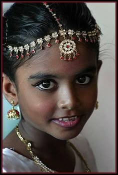 Sri Lanka - Pretty Little Girl Kids Around The World, Airbrush Art, We Are The World, Charles Bukowski, People Of The World, World Cultures, Interesting Faces, Traditional Indian, Jesus Loves