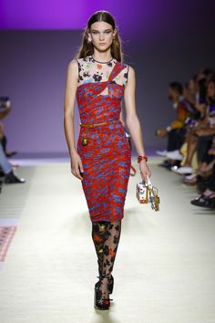 Versace Spring-Summer 2019 (Spring 2019), shown 21st September 2018 Versace 2019, Moda Over 40, Moda Casual Chic, Womens Winter Fashion Outfits, Gaun Fashion, Country Fashion Women