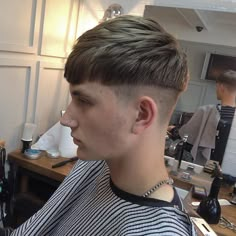 coupe au bol masculine et pourquoi pas ? Haircut For Boys, Bowl Haircuts, Mushroom Haircut, Mushroom Hair, Mens Haircuts Short, Best Short Haircuts, Bowl Cut