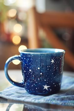 45 DIY Painted Mug Ideas: Easy Designs for Personalized Cups Glaze Mug Ideas, Mug Pottery Painting Ideas Simple, Ceramic Pottery Painting Ideas Easy, Pottery Glaze Designs, Mug Painting Ideas Christmas, Painting Mugs Ideas Easy, Simple Mug Painting Ideas, Paint Your Own Mug Ideas