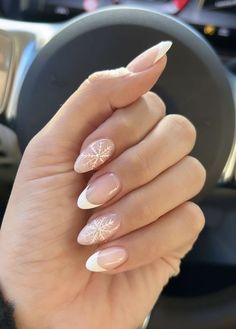 Winter Nail Inspo 2022 Almond, Cute Christmas Nails Almond Shape, Simply Christmas Nail Designs, Almond Nail Christmas, Cute Festive Nails, Chistmas Nails 2022, Simple Nail Designs For Christmas, Xmas Nails Aesthetic, Winter Nails Inspo Aesthetic