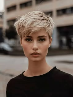 28 Funky Pixie Cut Ideas: A Blend of Edginess and Sophistication Short Piece Hairstyles, Edgy Short Hair With Bangs, Short Punky Hair, Funky Pixie Cut, Blond Pixie, Kort Bob, Thick Hair Cuts, Head Games, Super Short Hair