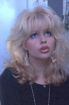 Short Seventies Hair, Medium Length 80s Hairstyles, 70s Hairstyles With Bangs, 90s Glam Hair, 80s Hair Bangs, 70s Blowout Hair Short, 70s Women Hair, 80s Hair With Bangs, Blonde 80s Hair