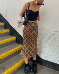 outfit inspo Mid Skirt Outfits Aesthetic, Indie Outfits Skirt, Pencil Skirt Aesthetic, Midi Skirt Outfit Aesthetic, Kids Long Skirts, Mid Skirt Outfits, Long Skirt Outfits Aesthetic, Gen Z Aesthetic