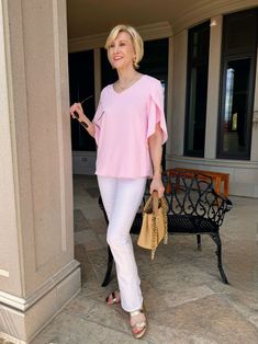 Looking for the perfect tops for your white pants this summer? 🌴We've got your back! Discover the 5 "wow" tops to wear with white pants this summer. Whether you're a fashionista over 40 or a trendy young lady, these summer tops are sure to make a splash! 😍 Check it out! 🛍️ Cute Slides, White Pants Outfit, White Capris, Stunning Tops, Elegant Look, Chic And Elegant, Tory Burch Handbags, Keep It Classy, How To Hem Pants