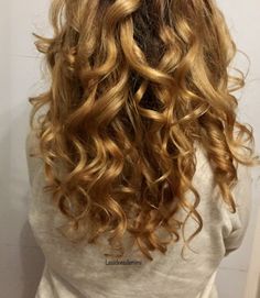 Astuce pour faire des magnifiques boucles sans aucune source de chaleur ! #cheveux #boucle #bouclesanschaleur #chevelure #entretenircheveux #astuce #beaute #bienetre Long Hair Styles, Hair Styles, Hair, Beauty