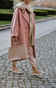 Mode Over 50, Adrette Outfits, Mode Mantel, Look Boho Chic, Mode Boho, Pink Coat, Looks Street Style, 가을 패션, Fashion Over 50