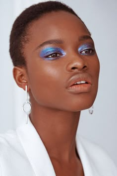 Editorial Makeup Simple, Pop Of Color Bridal Makeup, One Colour Eyeshadow, Natural Editorial Makeup, Colorful Makeup Ideas, Black Woman Makeup