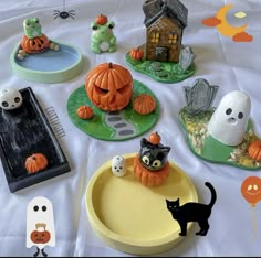 there are many halloween decorations on the table