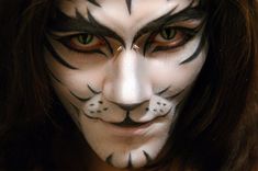 Frighteningly Awesome Halloween Makeup Ideas White Tiger Makeup, Tiger Makeup, Maquillage Halloween Simple, Tiger Halloween, Fantasy Make-up, Infant Halloween, Nail Art For Kids, Halloween Makeup Diy, Cool Halloween Makeup