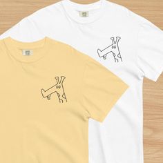 Elevate your style with our cute Giraffe Doodle T-Shirt, a whimsical blend of playful design and unmatched comfort. This shirt features a silly giraffe hand-drawn design transformed into an embroidered pattern on a Comfort Colors tee. Whether you are a giraffe enthusiast or love quirky fashion, this shirt is a must-have! Giraffe Doodle, Silly Giraffe, Animal Tshirt Design, Quirky T Shirts, Shirt Design Inspiration, Cute Giraffe, A Giraffe, Quirky Fashion, Gifts For My Boyfriend