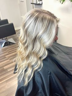 Blonde Hair Full Foil, Blonde Dimensional Hair Highlights, Low Maintenance Platinum Blonde, Blonde Dimensional Hair Balayage, Blonde Hair Highlights And Lowlights, Platinum Blonde Hair With Lowlights, Summer Hair Looks, Blonde Dimensional Hair, Summer Blondes