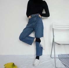 Love the weird proportions of these jeans Look Grunge, Look Jean, Jack Purcell, All Jeans, Looks Street Style, Mode Inspo, Casual Winter Outfits, Look Vintage